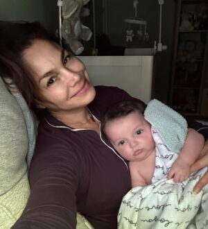 Patricia De Leon Instagram - 🎂 Hijo mío hoy cumples 6 meses de vida. Esta es una foto de una de las noches que hemos compartido juntos, mientras no podías dormir. Es cierto cuando dicen que el amor de una madre con su hijo es incondicional, e inexplicable.
Después de estar enferma durante todo mi embarazo con Hyperemesis y ahora con mi postpartum, te miro y tú lo vales todo. 
Dios mío gracias por mi más grande bendición. 
.
Te amo Julien Chester ♥️