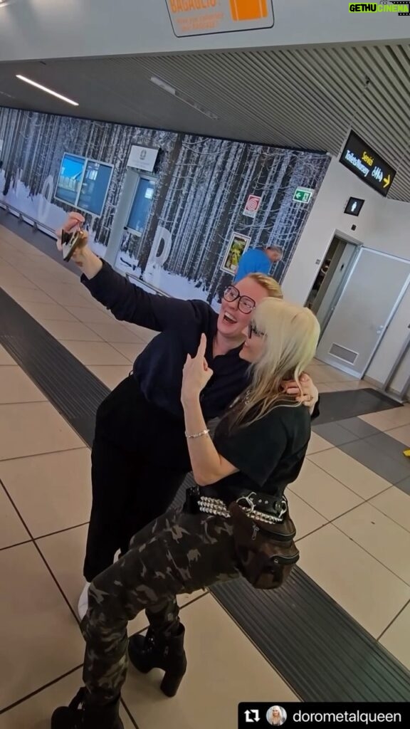 Patricia Kelly Instagram - #repost @dorometalqueen Who’s the fan now?? I am!! 📸📸📸 With the one and only @dorometalqueen 🤘🎸🎸 Wir haben uns letztes Jahr zufällig an einem italienischen Flughafen getroffen 😍😅 I love you girl, you are absolutely unbelievable!! #iamthefan #askingforapicture #flughafen #selfie #doropeschofficial #queenofmetal #metalmeetspop #patriciakelly #kellyfamily