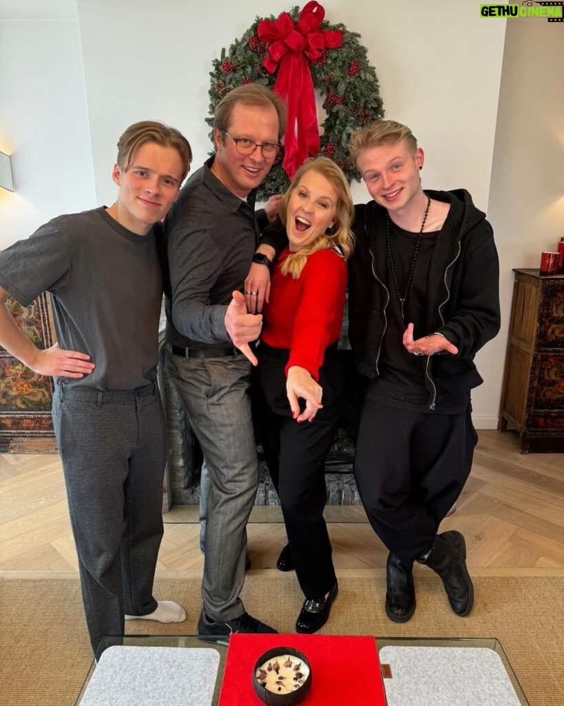 Patricia Kelly Instagram - Merry Christmas to everyone!🎄🌟🎄🎄 lots of love and joy in these days to you & loved ones 🎄♥️❄️🎄🎄 wie feiert ihr die Weihnachtstage? @denis.sawinkin.official @sawinkinalexander @iggikelly_official #christmas #family #christianfaith #faith #hope #peace #birthofjesus #holydays #patriciakelly #kellyfamily #thekellyfamily