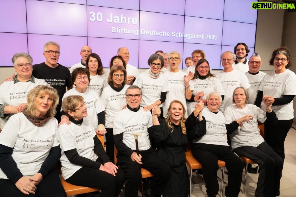 Patricia Kelly Instagram - Am vergangenen Freitag habe ich im Rahmen des 30. Jubiläums der @schlaganfallhilfe mit ganz tollen Menschen singen dürfen, dem Aphasie Chor Berlin. In diesem Chor singen Menschen, die in Folge eines Schlaganfalls in der Sprache beeinträchtigt sind, denen das Singen aber hilft, sie wieder zu erlernen. Schon bei den Proben hatte ich Gänsehaut und noch mehr, als sie dann später bei „An Angel“ und „Amazing Grace“ eingestimmt haben. 🙏🏻🙏🏻 Immer wieder habe ich an meinen eigenen Papa denken müssen… Es war ein hochemotionaler Abend und für mich eines der absoluten Highlights in diesem Jahr. Ich möchte hiermit jedem einzelnen von ihnen danken. Danke, dass ich mit euch auf der Bühne stehen durfte, ich werde das nie vergessen!! Ich bin ehrlich, ich war vor diesem Auftritt aufgeregter, als bei einem Konzert vor 20.000 Menschen. Wir wollten einen tollen Abschluss für diese wundervolle Veranstaltung und ich glaube, das war es am Ende auch. Nicht wegen mir, sondern wegen dieser Menschen, die trotz ihres Schicksals im Leben stehen und sich regelmäßig zum gemeinsamen Singen treffen. Ich weiß, ich wiederhole mich, aber großer Dank an die Stiftung Deutsche Schlaganfall-Hilfe, Frau Liz und Brigitte Mohn, allen Mitarbeitern und Spendern, die diese wichtige Sache unermüdlich unterstützen. 🙏🏻 God bless you Patricia Spread the word, spread awareness 📸: Caro Hoene #gemeinsamstark #stroke #schlaganfall #jedenkannestreffen #aphasie #aphasiechorberlin #emotional #schlaganfallhilfe #botschafterin #patriciakelly #kellyfamily #thekellyfamily