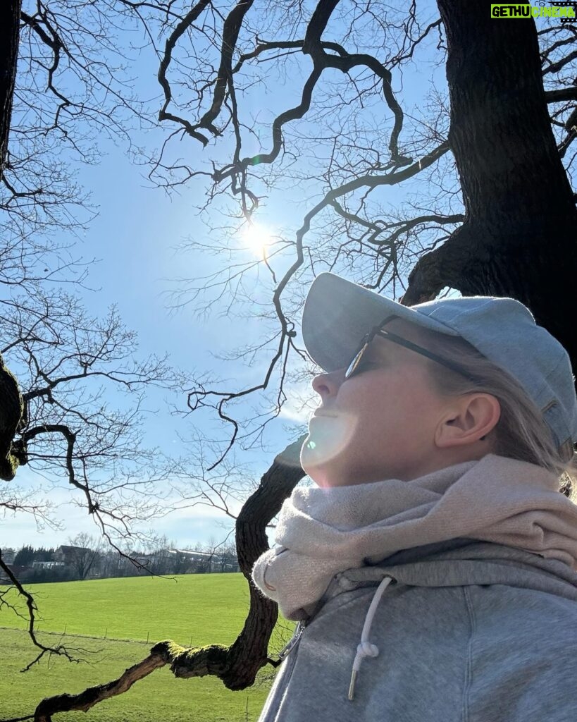 Patricia Kelly Instagram - Waiting for spring… 🌷🌸💐🌻🌼 Have a good start into the new week ☀️💛 #springiscoming #frühling #sonne #inhaleexhale #nature #walks #natur #patriciakelly #kellyfamily #thekellyfamily