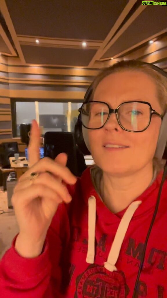 Patricia Kelly Instagram - „Christmas With You“ Studio Session 😀🎊🎄 Habt ihr den Song heute schon gehört? Falls nicht: https://umg.lnk.to/ChristmasWithYou 💃💃💃💃 @parkhausstudio @iggikelly_official @diekindersingen #christmaswithyou #christmas #weihnachten #weihnachtssong #studio #session #song #music #patriciakelly #kellyfamily #thekellyfamily
