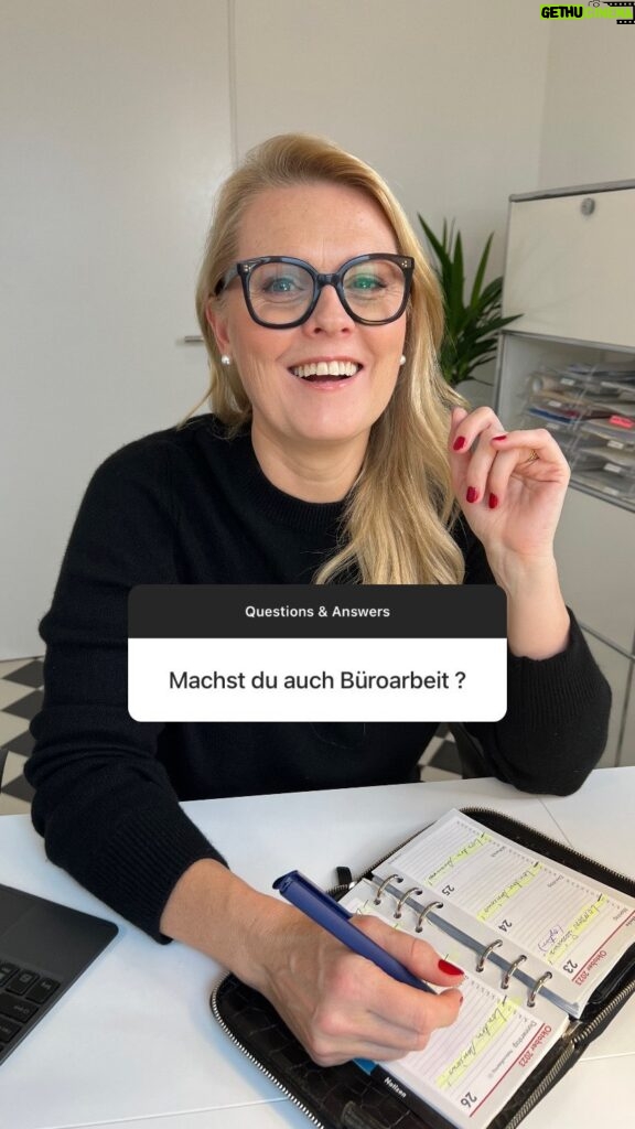 Patricia Kelly Instagram - Questions & Answers ⁉️ Einige von euch haben gefragt, was alles zu meiner Arbeit gehört. Neben Proben, Pressearbeit, Produktionen, Songwriting und vielen kreativen Dingen, gibt es jede Menge Arbeit im Büro. Mehr als die Hälfte meiner Arbeit, würde ich sagen… 💡💡 #qa #questionsandanswers #office #Büro #Alltag #orga #dailywork #entrepreneur #patriciakelly #kellyfamily #thekellyfamily