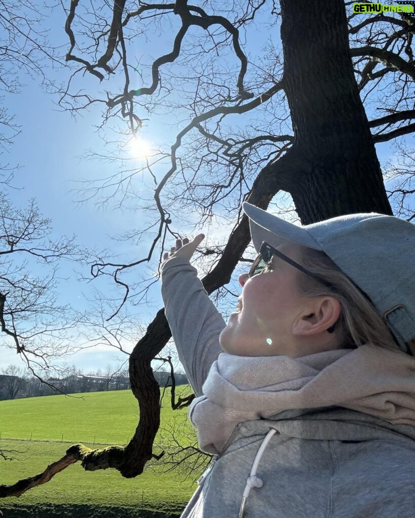 Patricia Kelly Instagram - Waiting for spring… 🌷🌸💐🌻🌼 Have a good start into the new week ☀️💛 #springiscoming #frühling #sonne #inhaleexhale #nature #walks #natur #patriciakelly #kellyfamily #thekellyfamily