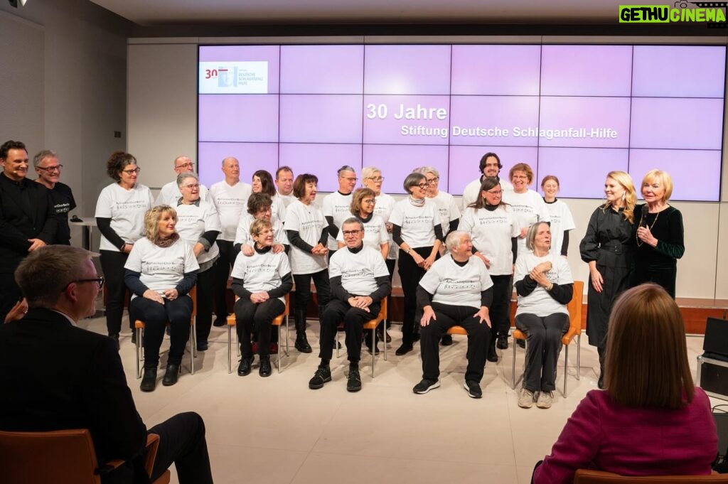 Patricia Kelly Instagram - Am vergangenen Freitag habe ich im Rahmen des 30. Jubiläums der @schlaganfallhilfe mit ganz tollen Menschen singen dürfen, dem Aphasie Chor Berlin. In diesem Chor singen Menschen, die in Folge eines Schlaganfalls in der Sprache beeinträchtigt sind, denen das Singen aber hilft, sie wieder zu erlernen. Schon bei den Proben hatte ich Gänsehaut und noch mehr, als sie dann später bei „An Angel“ und „Amazing Grace“ eingestimmt haben. 🙏🏻🙏🏻 Immer wieder habe ich an meinen eigenen Papa denken müssen… Es war ein hochemotionaler Abend und für mich eines der absoluten Highlights in diesem Jahr. Ich möchte hiermit jedem einzelnen von ihnen danken. Danke, dass ich mit euch auf der Bühne stehen durfte, ich werde das nie vergessen!! Ich bin ehrlich, ich war vor diesem Auftritt aufgeregter, als bei einem Konzert vor 20.000 Menschen. Wir wollten einen tollen Abschluss für diese wundervolle Veranstaltung und ich glaube, das war es am Ende auch. Nicht wegen mir, sondern wegen dieser Menschen, die trotz ihres Schicksals im Leben stehen und sich regelmäßig zum gemeinsamen Singen treffen. Ich weiß, ich wiederhole mich, aber großer Dank an die Stiftung Deutsche Schlaganfall-Hilfe, Frau Liz und Brigitte Mohn, allen Mitarbeitern und Spendern, die diese wichtige Sache unermüdlich unterstützen. 🙏🏻 God bless you Patricia Spread the word, spread awareness 📸: Caro Hoene #gemeinsamstark #stroke #schlaganfall #jedenkannestreffen #aphasie #aphasiechorberlin #emotional #schlaganfallhilfe #botschafterin #patriciakelly #kellyfamily #thekellyfamily