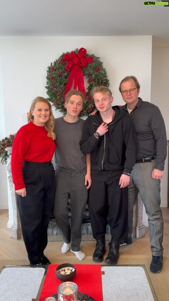 Patricia Kelly Instagram - Ihr Lieben, wir wünschen euch einen frohen dritten Advent 🕯️🕯️🕯️♥️ @denis.sawinkin.official @sawinkinalexander @iggikelly_official #frommyfamilytoyours #family #advent #dritteradvent #familie #vorweihnachtszeit #patriciakelly #kellyfamily #thekellyfamily