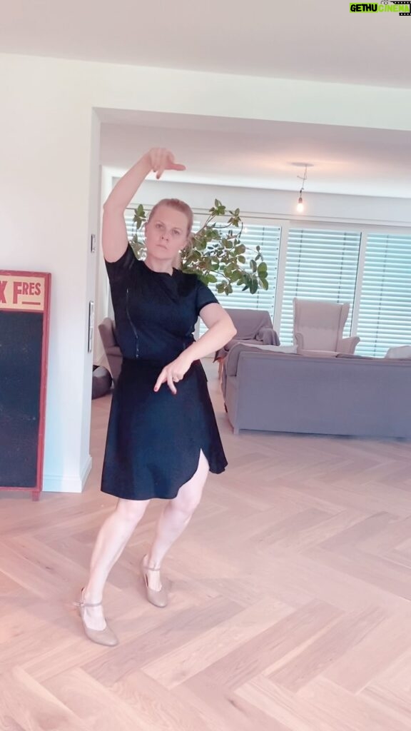 Patricia Kelly Instagram - #throwback to vor drei Jahren, ein paar Kilos weniger und ein bisschen Fitness mehr 😅💃😂 Wir geben nicht auf 😂 Habt eine gute Woche ❤️ #vengachica #throwbacktuesday #fun #dance #wirsindgutwiewirsind #haveagoodday #patriciakelly #kellyfamily #thekellyfamily