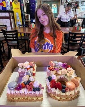 Patricia Parker Instagram - Happy 18th birthday to my little squid 
❤️❤️❤️

I love you beautiful girl, so happy to be your big sister! 

I can’t believe I used to change your diapers and walk you around the house so you’d fall asleep - what happened to the time? 😭 

PS - she wanted me to add that her cashapp is $Kaylie00Crystal 😂😂😂

@kaylie0crystal