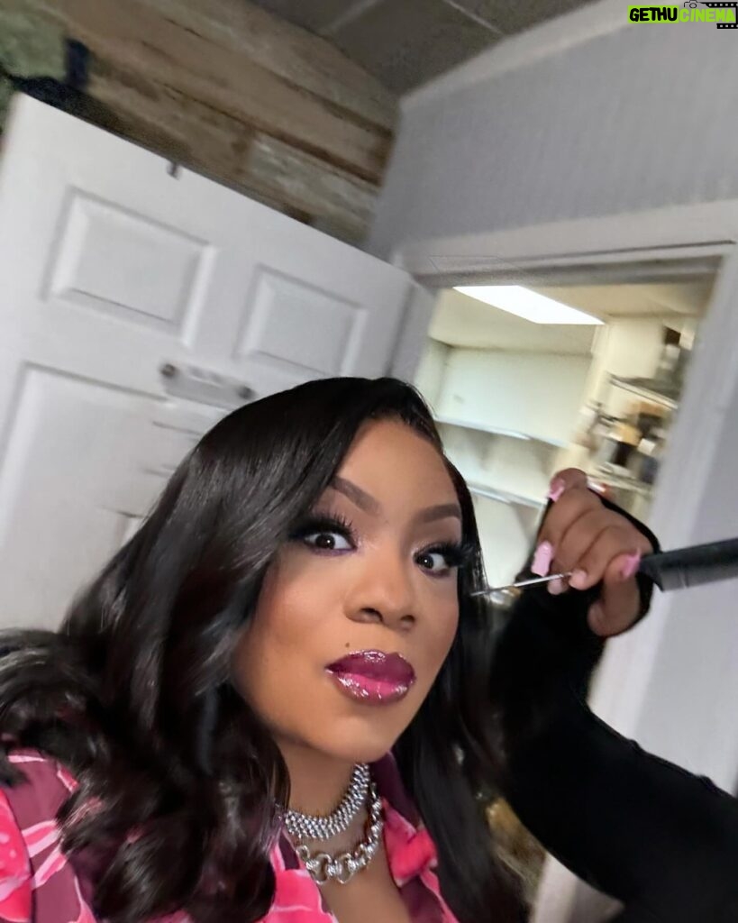 Patricia Williams Instagram - Them: Ms. Pat let me take your pictures. Me: I can do it myself! 😡 What y’all think IG? Do I need to retire from selfies? Is it giving 52? 😂 Get your tickets for #YaGirlDoneMadeItTour at mspatcomedy.com! UP NEXT: #Austin #LosAngeles #atlanticcity #lexington #cincinnati #photodump #mspat #themspatshow