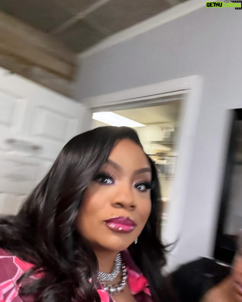 Patricia Williams Instagram - Them: Ms. Pat let me take your pictures. Me: I can do it myself! 😡 What y’all think IG? Do I need to retire from selfies? Is it giving 52? 😂 Get your tickets for #YaGirlDoneMadeItTour at mspatcomedy.com! UP NEXT: #Austin #LosAngeles #atlanticcity #lexington #cincinnati #photodump #mspat #themspatshow