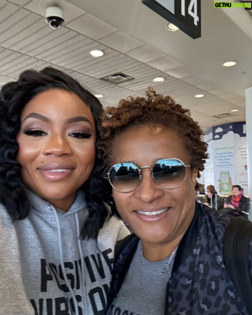 Patricia Williams Instagram - Look who I ran into on the way to do my show at @harrahsresort! 😊 So good to see you sis ❤️
