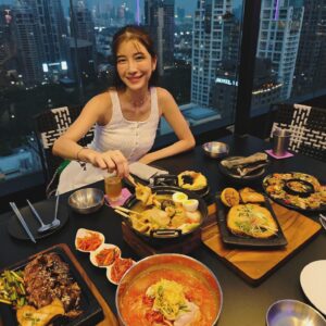 Patteera Sarutipongpokin Instagram - พูดเกาหลีไม่ได้แต่กินอาหารเกาหลีเก่งนะคะ 😂 
แค่มาที่ @anju.bangkok ก็เหมือนได้นั่งกินข้าวอยู่ที่เกาหลีละ 🫶🏻 

#AreYouReadyToAnju #ANJUBangkok #SindhornMidtown