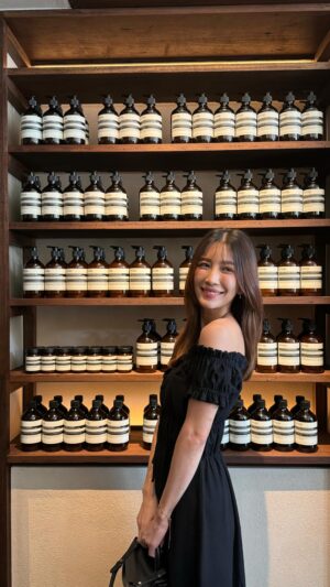 Patteera Sarutipongpokin Instagram - หลังจากใช้ Aesop มานานตั้งแต่ยังไม่มีช็อปในไทยจนตอนนี้มี Aesop Signature Store แห่งแรกในประเทศไทยแล้ว 🎉

Aesop Thonglor Signature Store ทองหล่อ ซอย 13 เต็มเปี่ยมไปด้วยกลิ่นอายของศิลปะวัฒนธรรมร่วมสมัยและเสน่ห์ที่แฝงแนวคิดไว้มากมาย พร้อมชวนคุณมาร่วมสัมผัสศาสตร์แห่งการดูแลผิวผ่านผลิตภัณฑ์ต่างๆที่ถูกเรียงรายอยู่ในร้าน 

#AesopThailand #AesopThonglor