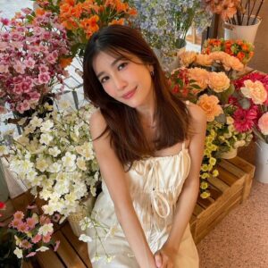 Patteera Sarutipongpokin Instagram - พยายามสดใสสู้ดอกไม้ 🌸🌼🌷💐
แต่ที่สู้ไม่ได้เลยคือพระอาทิตย์ มันจะแผดเผาอะไรขนาดนั้นนนน 🥵