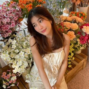 Patteera Sarutipongpokin Instagram - พยายามสดใสสู้ดอกไม้ 🌸🌼🌷💐
แต่ที่สู้ไม่ได้เลยคือพระอาทิตย์ มันจะแผดเผาอะไรขนาดนั้นนนน 🥵
