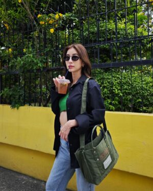 Patteera Sarutipongpokin Instagram - It's Monday again! May your coffee be strong and your Monday be short. 🤞🏼😆

Starting of my week with my crunch carryall ✨@beyondthevines @beyondthevinesthailand 
#beyondthevines