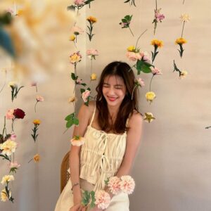 Patteera Sarutipongpokin Instagram - พยายามสดใสสู้ดอกไม้ 🌸🌼🌷💐
แต่ที่สู้ไม่ได้เลยคือพระอาทิตย์ มันจะแผดเผาอะไรขนาดนั้นนนน 🥵