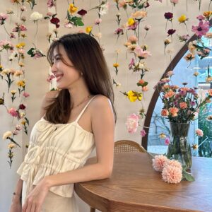 Patteera Sarutipongpokin Instagram - พยายามสดใสสู้ดอกไม้ 🌸🌼🌷💐
แต่ที่สู้ไม่ได้เลยคือพระอาทิตย์ มันจะแผดเผาอะไรขนาดนั้นนนน 🥵