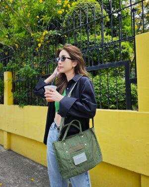 Patteera Sarutipongpokin Instagram - It's Monday again! May your coffee be strong and your Monday be short. 🤞🏼😆

Starting of my week with my crunch carryall ✨@beyondthevines @beyondthevinesthailand 
#beyondthevines