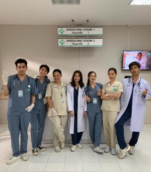Patteera Sarutipongpokin Instagram - 🏥 Emergency Couple จบแล้วววว ✨
ขอบคุณทาง @truecjcreations ที่ให้โอกาสอรมาเป็นหมอเมย์ สานฝันการเล่นเป็นหมอสุดๆ เป็นประสบการณ์ที่ดีมากๆเลยค่ะ
ขอบคุณทีมงานทุกภาคส่วนที่เต็มที่มากๆกับซีรีส์เรื่องนี้ 
รู้สึกโชคดีมากที่ได้เจอเพื่อนร่วมงานทุกคนที่เก่งและเป็นกันเอง
ดีใจมากๆที่ได้ทำงานกับ cast นี้ 💖 หวังว่าเราจะได้เจอกันอีก 🤞🏼
90% ของหมอเมย์คืออยู่กับหมอกุ๊กต้องขอบคุณพี่อ้นที่เป็น Partner ที่ยอดเยี่ยม หลายๆซีนแค่มองตาพี่อ้นก็น้ำตาปริ่มแล้ว 🙏🏻 @inseadang 
ที่สำคัญขอบคุณคนดูทุกคนที่ติดตาม เชียร์ อินและลุ้นไปกับทุกคู่นะคะ 
บ๊ายบายหมอเมย์ 🫶🏻