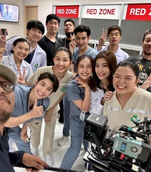 Patteera Sarutipongpokin Instagram - 🏥 Emergency Couple จบแล้วววว ✨
ขอบคุณทาง @truecjcreations ที่ให้โอกาสอรมาเป็นหมอเมย์ สานฝันการเล่นเป็นหมอสุดๆ เป็นประสบการณ์ที่ดีมากๆเลยค่ะ
ขอบคุณทีมงานทุกภาคส่วนที่เต็มที่มากๆกับซีรีส์เรื่องนี้ 
รู้สึกโชคดีมากที่ได้เจอเพื่อนร่วมงานทุกคนที่เก่งและเป็นกันเอง
ดีใจมากๆที่ได้ทำงานกับ cast นี้ 💖 หวังว่าเราจะได้เจอกันอีก 🤞🏼
90% ของหมอเมย์คืออยู่กับหมอกุ๊กต้องขอบคุณพี่อ้นที่เป็น Partner ที่ยอดเยี่ยม หลายๆซีนแค่มองตาพี่อ้นก็น้ำตาปริ่มแล้ว 🙏🏻 @inseadang 
ที่สำคัญขอบคุณคนดูทุกคนที่ติดตาม เชียร์ อินและลุ้นไปกับทุกคู่นะคะ 
บ๊ายบายหมอเมย์ 🫶🏻