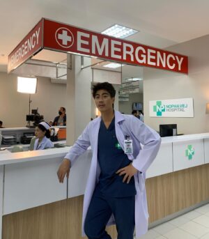 Patteera Sarutipongpokin Instagram - 🏥 Emergency Couple จบแล้วววว ✨
ขอบคุณทาง @truecjcreations ที่ให้โอกาสอรมาเป็นหมอเมย์ สานฝันการเล่นเป็นหมอสุดๆ เป็นประสบการณ์ที่ดีมากๆเลยค่ะ
ขอบคุณทีมงานทุกภาคส่วนที่เต็มที่มากๆกับซีรีส์เรื่องนี้ 
รู้สึกโชคดีมากที่ได้เจอเพื่อนร่วมงานทุกคนที่เก่งและเป็นกันเอง
ดีใจมากๆที่ได้ทำงานกับ cast นี้ 💖 หวังว่าเราจะได้เจอกันอีก 🤞🏼
90% ของหมอเมย์คืออยู่กับหมอกุ๊กต้องขอบคุณพี่อ้นที่เป็น Partner ที่ยอดเยี่ยม หลายๆซีนแค่มองตาพี่อ้นก็น้ำตาปริ่มแล้ว 🙏🏻 @inseadang 
ที่สำคัญขอบคุณคนดูทุกคนที่ติดตาม เชียร์ อินและลุ้นไปกับทุกคู่นะคะ 
บ๊ายบายหมอเมย์ 🫶🏻