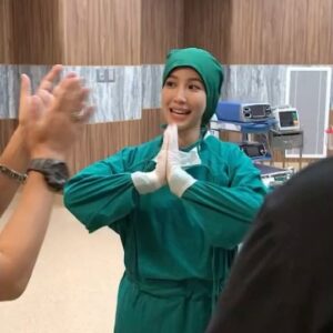 Patteera Sarutipongpokin Instagram - 🏥 Emergency Couple จบแล้วววว ✨
ขอบคุณทาง @truecjcreations ที่ให้โอกาสอรมาเป็นหมอเมย์ สานฝันการเล่นเป็นหมอสุดๆ เป็นประสบการณ์ที่ดีมากๆเลยค่ะ
ขอบคุณทีมงานทุกภาคส่วนที่เต็มที่มากๆกับซีรีส์เรื่องนี้ 
รู้สึกโชคดีมากที่ได้เจอเพื่อนร่วมงานทุกคนที่เก่งและเป็นกันเอง
ดีใจมากๆที่ได้ทำงานกับ cast นี้ 💖 หวังว่าเราจะได้เจอกันอีก 🤞🏼
90% ของหมอเมย์คืออยู่กับหมอกุ๊กต้องขอบคุณพี่อ้นที่เป็น Partner ที่ยอดเยี่ยม หลายๆซีนแค่มองตาพี่อ้นก็น้ำตาปริ่มแล้ว 🙏🏻 @inseadang 
ที่สำคัญขอบคุณคนดูทุกคนที่ติดตาม เชียร์ อินและลุ้นไปกับทุกคู่นะคะ 
บ๊ายบายหมอเมย์ 🫶🏻