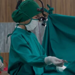 Patteera Sarutipongpokin Instagram - หลังจากเดินตรวจไปมาในห้องฉุกเฉิน 🏥
คืนนี้หมอเมย์ต้องโชว์สกิลการเป็นหมอศัลยแพทย์ละ 👩🏻‍⚕️💉
คืนนี้ตอนจบ! #EmergencycoupleTh เจอกัน 20.00น.