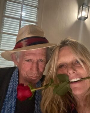Patti Hansen Instagram - Sending love out there❤️ @officialkeef