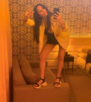 Patty Guggenheim Instagram - Motion to put into law: ALL HOTELS MUST HAVE FULL LENGTH MIRRORS. (Especially in MIAMI where you spose to look top notch head to buns to toes. Of all places, Vancouver doin it right where you could wear a sleeping bag all day and it would be acceptable.❄️) Let’s pass this thang! Thank you for listening. 🌞🪞🌅✨