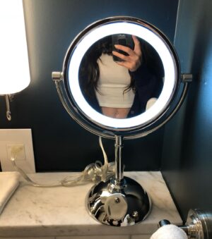 Patty Guggenheim Instagram - Motion to put into law: ALL HOTELS MUST HAVE FULL LENGTH MIRRORS. (Especially in MIAMI where you spose to look top notch head to buns to toes. Of all places, Vancouver doin it right where you could wear a sleeping bag all day and it would be acceptable.❄️) Let’s pass this thang! Thank you for listening. 🌞🪞🌅✨