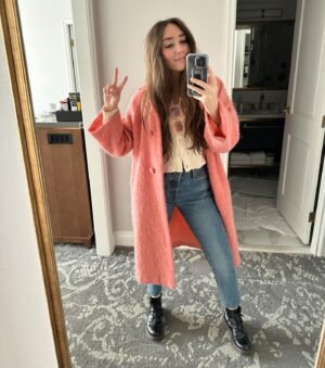 Patty Guggenheim Instagram - Motion to put into law: ALL HOTELS MUST HAVE FULL LENGTH MIRRORS. (Especially in MIAMI where you spose to look top notch head to buns to toes. Of all places, Vancouver doin it right where you could wear a sleeping bag all day and it would be acceptable.❄️) Let’s pass this thang! Thank you for listening. 🌞🪞🌅✨
