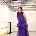 Patty Wu Instagram - 💜💜💜 從小不喜歡被規定綁住。老是舉手發問，問題一堆，就是很想知道為什麼。 不明白寫字為什麼要寫在格子裡？最討厭橫格筆記本，為什麼這麼窄，別人都寫的好好的，我怎麼一直跨行超出。所以現在只用空白的紙，只買空白筆記本。 全部都空白的，多自由自在。字可以忽大忽小，還可以任意畫圖。 也許，這世界如果沒有規定，會亂了套，偏偏我總是無法照本宣科，不能被別人的文字綁住。 於是乎狂美音樂會，這系列都來到最後一場，我每次感覺都不一樣，無法被自己腦袋綁住，他就是會蹦出一些新的聊天話題。 喜歡拿著麥克風，在台上跟大家聊天。 聊天多好，自由自在。 Dress @jasmine_galleria_taipei Jewelry @swarovski #吳怡霈 #wuipei29 #パティ　 #霈主持 #主持女子 #狂美交響管樂團