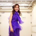 Patty Wu Instagram - 💜💜💜 從小不喜歡被規定綁住。老是舉手發問，問題一堆，就是很想知道為什麼。 不明白寫字為什麼要寫在格子裡？最討厭橫格筆記本，為什麼這麼窄，別人都寫的好好的，我怎麼一直跨行超出。所以現在只用空白的紙，只買空白筆記本。 全部都空白的，多自由自在。字可以忽大忽小，還可以任意畫圖。 也許，這世界如果沒有規定，會亂了套，偏偏我總是無法照本宣科，不能被別人的文字綁住。 於是乎狂美音樂會，這系列都來到最後一場，我每次感覺都不一樣，無法被自己腦袋綁住，他就是會蹦出一些新的聊天話題。 喜歡拿著麥克風，在台上跟大家聊天。 聊天多好，自由自在。 Dress @jasmine_galleria_taipei Jewelry @swarovski #吳怡霈 #wuipei29 #パティ　 #霈主持 #主持女子 #狂美交響管樂團