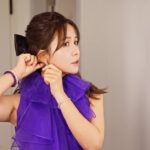Patty Wu Instagram - 💜💜💜 從小不喜歡被規定綁住。老是舉手發問，問題一堆，就是很想知道為什麼。 不明白寫字為什麼要寫在格子裡？最討厭橫格筆記本，為什麼這麼窄，別人都寫的好好的，我怎麼一直跨行超出。所以現在只用空白的紙，只買空白筆記本。 全部都空白的，多自由自在。字可以忽大忽小，還可以任意畫圖。 也許，這世界如果沒有規定，會亂了套，偏偏我總是無法照本宣科，不能被別人的文字綁住。 於是乎狂美音樂會，這系列都來到最後一場，我每次感覺都不一樣，無法被自己腦袋綁住，他就是會蹦出一些新的聊天話題。 喜歡拿著麥克風，在台上跟大家聊天。 聊天多好，自由自在。 Dress @jasmine_galleria_taipei Jewelry @swarovski #吳怡霈 #wuipei29 #パティ　 #霈主持 #主持女子 #狂美交響管樂團