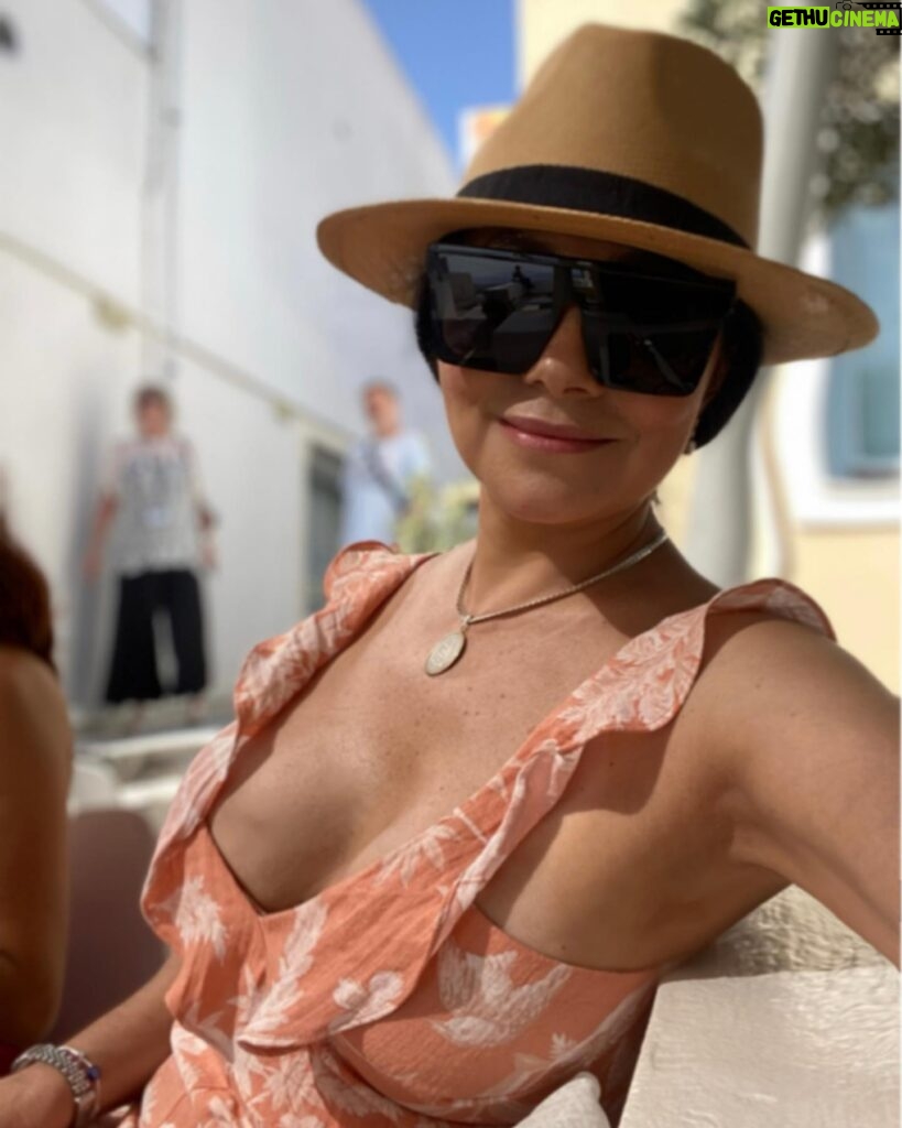 Paty Díaz Instagram - 🧡 #tbt En Tierra Griega …En una Pequeña Isla del mar Egeo #santorini 🇬🇷🧡 #maregeo #grecia