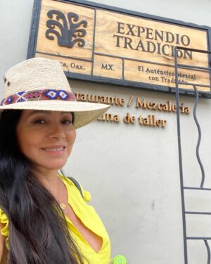 Paty Díaz Instagram - 💛💙💚
Así mi semana… 🙏🏼
… Cuando se unen lo que tanto amas hacer 🎥 en un viaje  extraordinario…
“Nadie como tú” en Oaxaca de mi corazón! @nadiecomotu.tv 
Gracias Oaxaca, Gracias vida!!

#oaxaca #nadiecomotú #matatlan 
#gratitud #grabacion #arte #actriz #actress #produccion #direccion #texto #agave #maguey #mezcal #artesania #arboldeltule #barriodejalatlaco