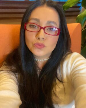 Paty Díaz Instagram - Quesque hoy es día internacional del beso??
…Pos ayy les mando hartos besos 😘 💋😽🫶🏼

Besar puede ser una señal de amor o de…

…*Podemos besar por placer, por compromiso,  por amor, por consuelo, por ternura, besamos de forma apasionada o lenta, podemos besar eufóricos, o para calmar los ánimos, besamos con calidez, o con frialdad, con un beso nos envolvemos y nos podemos perder… 
Nos podemos saludar y despedirnos con él. 
A través de nuestros labios podemos transmitir una inmensa cantidad de emociones y sensaciones. 
Los labios y los besos son armas potentes…
No??
#beso #besos #kiss #kisses #diainternacionaldelbeso 
#tbt #lavidaeshoy