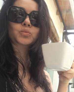 Paty Díaz Instagram - Quesque hoy es día internacional del beso??
…Pos ayy les mando hartos besos 😘 💋😽🫶🏼

Besar puede ser una señal de amor o de…

…*Podemos besar por placer, por compromiso,  por amor, por consuelo, por ternura, besamos de forma apasionada o lenta, podemos besar eufóricos, o para calmar los ánimos, besamos con calidez, o con frialdad, con un beso nos envolvemos y nos podemos perder… 
Nos podemos saludar y despedirnos con él. 
A través de nuestros labios podemos transmitir una inmensa cantidad de emociones y sensaciones. 
Los labios y los besos son armas potentes…
No??
#beso #besos #kiss #kisses #diainternacionaldelbeso 
#tbt #lavidaeshoy
