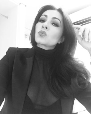 Paty Díaz Instagram - Quesque hoy es día internacional del beso??
…Pos ayy les mando hartos besos 😘 💋😽🫶🏼

Besar puede ser una señal de amor o de…

…*Podemos besar por placer, por compromiso,  por amor, por consuelo, por ternura, besamos de forma apasionada o lenta, podemos besar eufóricos, o para calmar los ánimos, besamos con calidez, o con frialdad, con un beso nos envolvemos y nos podemos perder… 
Nos podemos saludar y despedirnos con él. 
A través de nuestros labios podemos transmitir una inmensa cantidad de emociones y sensaciones. 
Los labios y los besos son armas potentes…
No??
#beso #besos #kiss #kisses #diainternacionaldelbeso 
#tbt #lavidaeshoy
