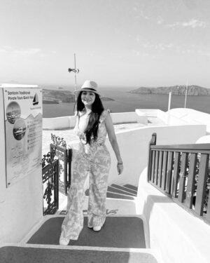 Paty Díaz Instagram - 💙🤍 … Aquí, un ratito…
…Yo y mi Alegría
Feliz jueves!
#diadejupiter
#tbt #grecia #greece 🇬🇷
#santorini