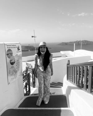 Paty Díaz Instagram - 💙🤍 … Aquí, un ratito…
…Yo y mi Alegría
Feliz jueves!
#diadejupiter
#tbt #grecia #greece 🇬🇷
#santorini