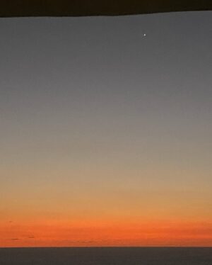 Paty Díaz Instagram - … Ay la existencia y su majestuosidad…🌅🌌🌀♾️✨

Descansada y placentera noche tengan ✨🌒

“La naturaleza es perfecta, Dios es Perfecto”🙏🏼

#venus #jupiter #cosmos #universo #majestuosidad #energia #mar #sea #sunset #lavidaeshoy