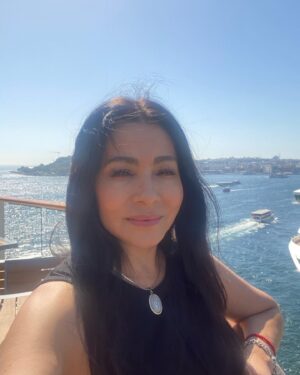 Paty Díaz Instagram - 🕌🇹🇷❤️💙🧿🤍🖤🧿💙

“Si la tierra fuese un solo estado, Estambul sería su capital” 
diría Napoleón Bonaparte 
#estambul 
#constantinopla 
#bizancio #turquia 
#europa #asia #mediterraneo