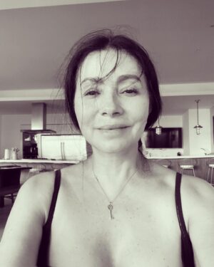 Paty Díaz Instagram - 💜Pienso que ser mujer , va mucho más allá de una palabra, de una fecha, de un día… Para mi es la manera cómo te comportas ante la vida, como te haz ido construyendo … 
…sin creencias que te limiten, te repriman y te apaguen… 
ni poses, ni imagen que te domine, 
Orgullosa y valorada por ti misma. 
“Mujer, es aquella que reconoce su dignidad ontológica, aquella que tiene el poder sobre sí misma, aquella que vive en el proceso de la transformación interior”
Bendecidas somos, bendecidas sean todas las mujeres.
En honor a mi madre y toda mi descendencia 🙏🏼🌸
#sermujer #8m #marzo #diainternacionaldelamujer #espiritualidad  #creacion #universo #energia #amor #benditamujer #femenina #podersuperior #Dios #deidad #lavidaeshoy