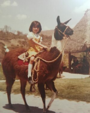 Paty Díaz Instagram - ☀️💛💚💙Muy buen domingo!! Así le celebró a mi niña, la que llevó dentro… 
Yo, mi adultez y mi pequeña amada 👧 📖😎
Feliz día del chamacx!!!
Tengan un Bendecido domingo💙🙏🏼 

“Darle significado a tu existencia, haciendo que tus fortalezas y virtudes trasciendan tu propia persona e incluyan al prójimo (ESPIRITUALIDAD Y COMPASIÓN) hará que tu visión del mundo cambie radicalmente”. 

#trascender #diadelniño #diadelaniña #espiritu #madurez #fortaleza #virtud #existencia #amor #30deabril #bendiciones