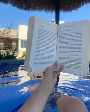 Paty Díaz Instagram - ☀️💛💚💙Muy buen domingo!! Así le celebró a mi niña, la que llevó dentro… 
Yo, mi adultez y mi pequeña amada 👧 📖😎
Feliz día del chamacx!!!
Tengan un Bendecido domingo💙🙏🏼 

“Darle significado a tu existencia, haciendo que tus fortalezas y virtudes trasciendan tu propia persona e incluyan al prójimo (ESPIRITUALIDAD Y COMPASIÓN) hará que tu visión del mundo cambie radicalmente”. 

#trascender #diadelniño #diadelaniña #espiritu #madurez #fortaleza #virtud #existencia #amor #30deabril #bendiciones