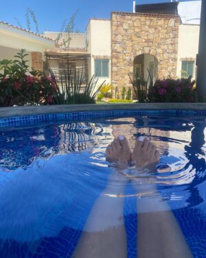 Paty Díaz Instagram - ☀️💛💚💙Muy buen domingo!! Así le celebró a mi niña, la que llevó dentro… 
Yo, mi adultez y mi pequeña amada 👧 📖😎
Feliz día del chamacx!!!
Tengan un Bendecido domingo💙🙏🏼 

“Darle significado a tu existencia, haciendo que tus fortalezas y virtudes trasciendan tu propia persona e incluyan al prójimo (ESPIRITUALIDAD Y COMPASIÓN) hará que tu visión del mundo cambie radicalmente”. 

#trascender #diadelniño #diadelaniña #espiritu #madurez #fortaleza #virtud #existencia #amor #30deabril #bendiciones