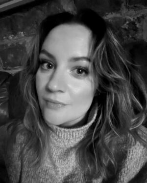 Paula Lane Instagram - Lovely first photoshoot for @emmerdale! Casually kept the make up on to come home and walk the dog 🤣🐾