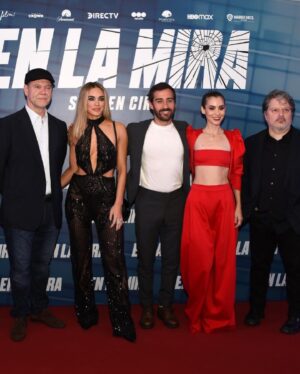 Paula Reca Instagram - Avant Premiere EN LA MIRA 💥
Con estas personas hermosas hicimos una película que ojalá les guste!
Gracias  @nicolasfrancella @emilia_att @elpumagoityok @ricardofhornos @carlosgilphoto @alex__zito 
💕💕💕
@wbpictures.ar @hbomaxla @azfilmsar @telefe 
Y gracias a vos ❤️ @eliseobarrionuevo